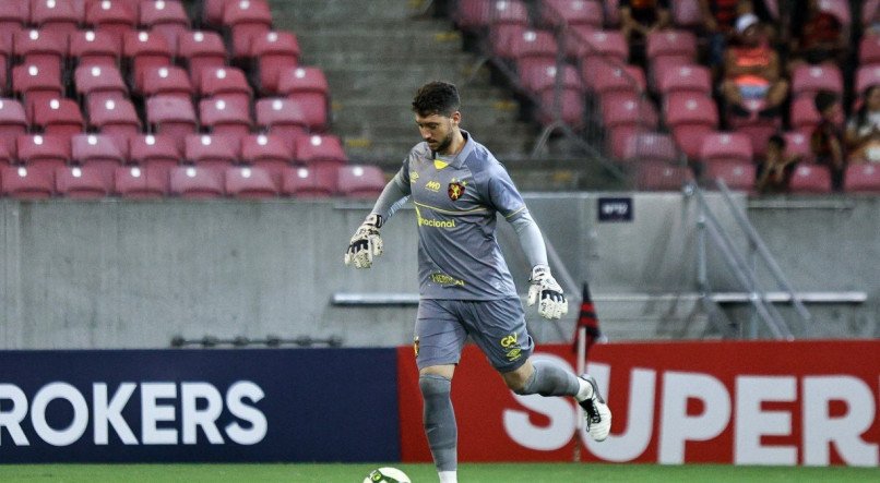 Caíque França é o goleiro titular do Sport