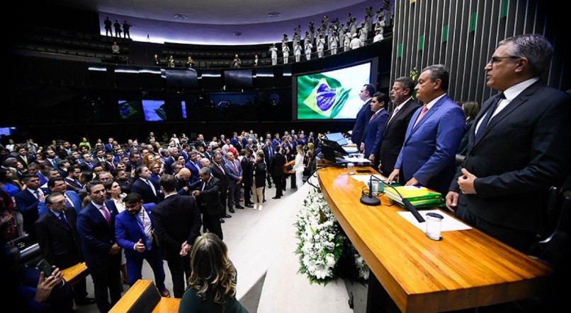 Diante de tal contexto, não faz muito sentido classificar os partidos brasileiros por posições ideológicas