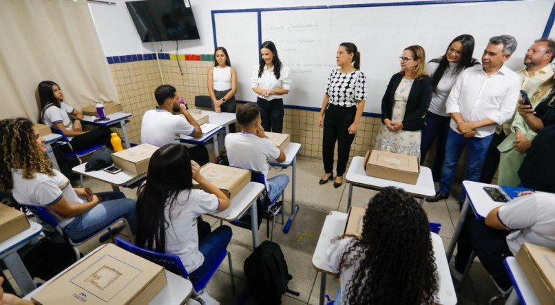 A governadora Raquel Lyra anunciou a ampliação da rede de escolas em tempo integral, incluindo a primeira unidade indígena dessa modalidade no Brasil