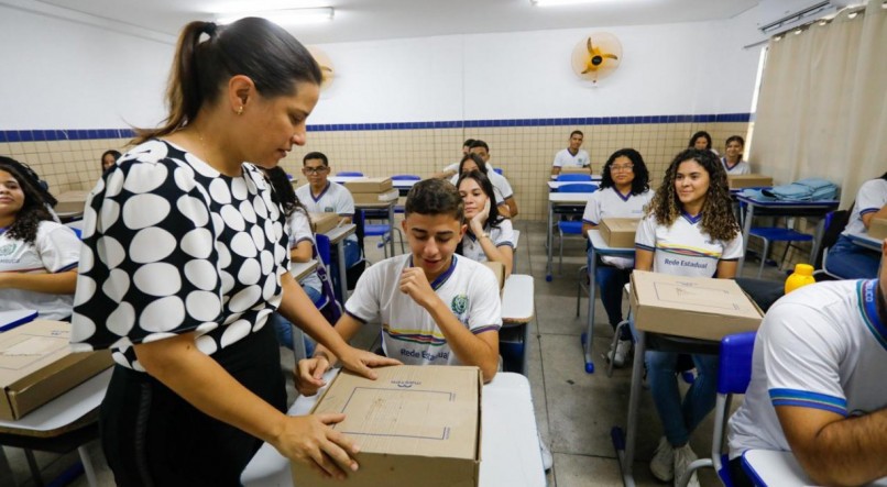Governadora, na entrega dos kits escolares da Rede Estadual de Ensino de Pernambuco deste ano