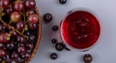 Aprenda a fazer um delicioso suco de uva com quiabo