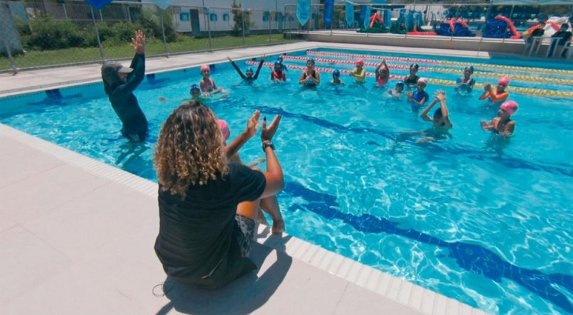 Instituto Etiene Medeiros tem atividades com foco na natação e no combate às desigualdades de raça, classe e gênero