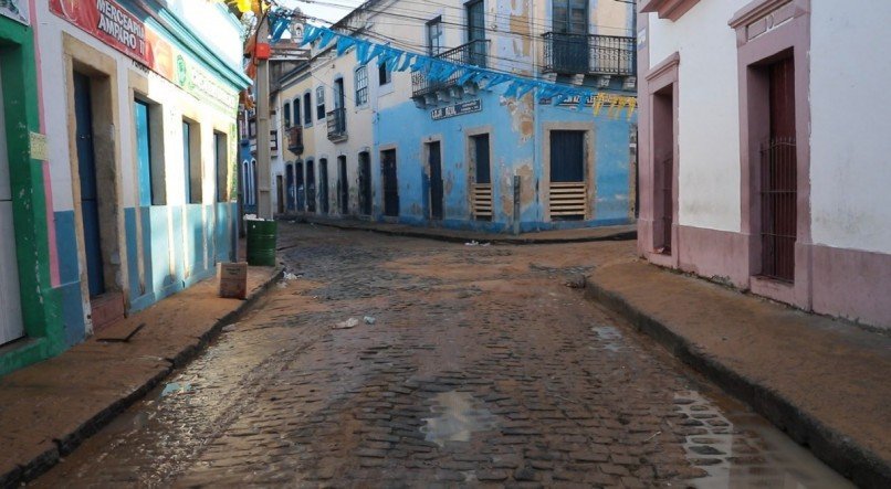 Rua do Amparo, na Cidade Alta, repleta de lama