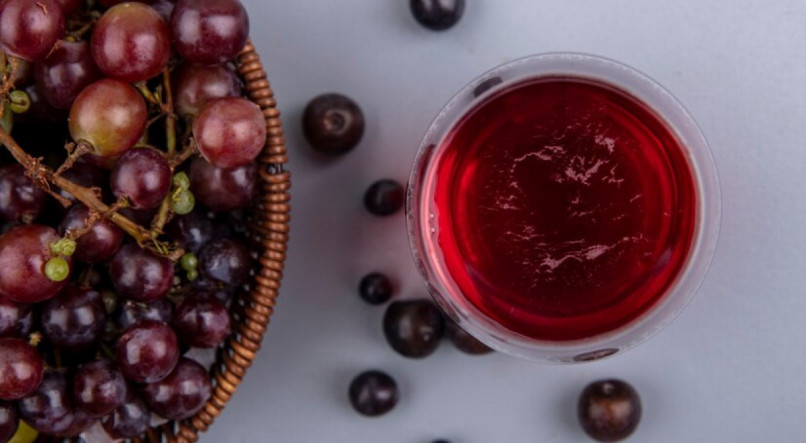 Aprenda a fazer um delicioso suco de uva com quiabo