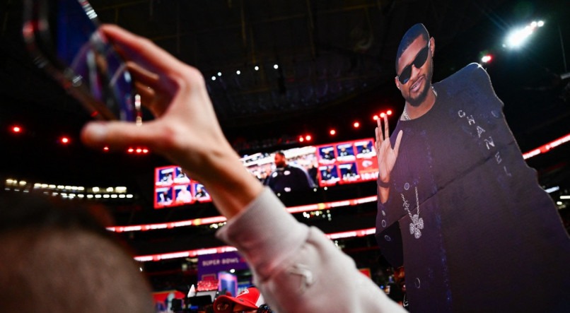 Usher marca presença no Halftime Show do Super Bowl XVIII