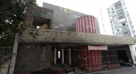 Incêndio destrói as ruínas do Teatro Valdemar de Oliveira, no Centro do Recife