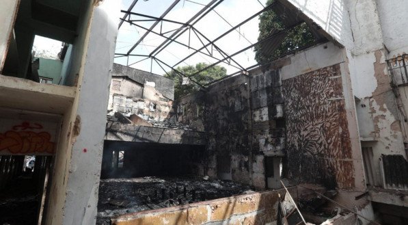 Incêndio destrói as ruínas do Teatro Valdemar de Oliveira, no Centro do Recife