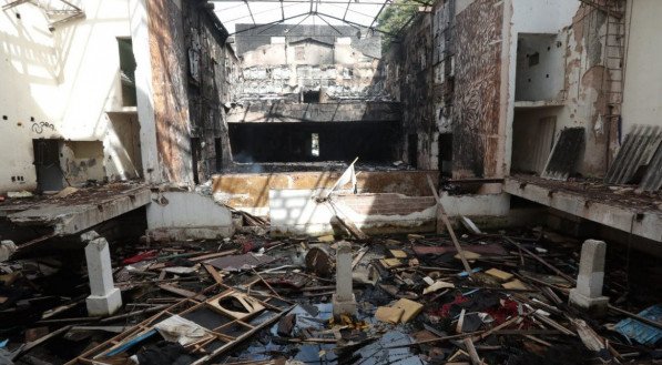 Incêndio destrói as ruínas do Teatro Valdemar de Oliveira, no Centro do Recife