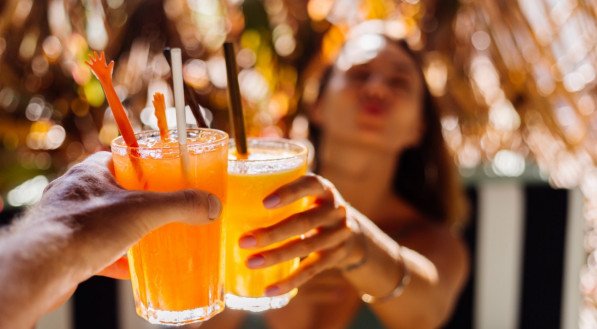 Sobrevivência ao calor: médicos dão dicas para folião evitar desidratação extrema durante o Carnaval