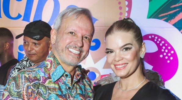 Carlos Augusto Costa e Juliana Lins, em prévia carnavalesca