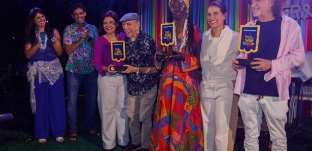Homenageados do carnaval de pernambuco 2024 recebem troféus em reconhecimento da importância para cultura do estado