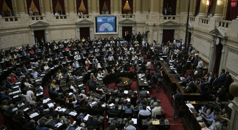 O revés parlamentar do pacote de reformas do presidente argentino, Javier Milei, após a retirada do apoio de deputados aliados, adiciona incertezas em relação à governabilidade