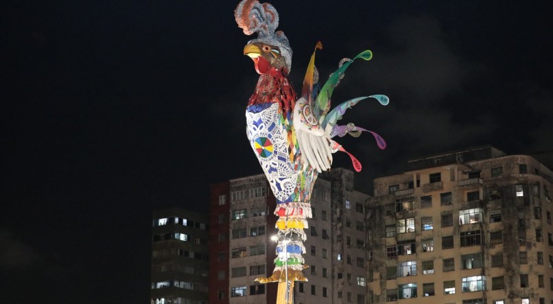 Escultura gigante do Galo da Madrugada foi erguida na Ponte Duarte Coelho, nesta quarta-feira (7)