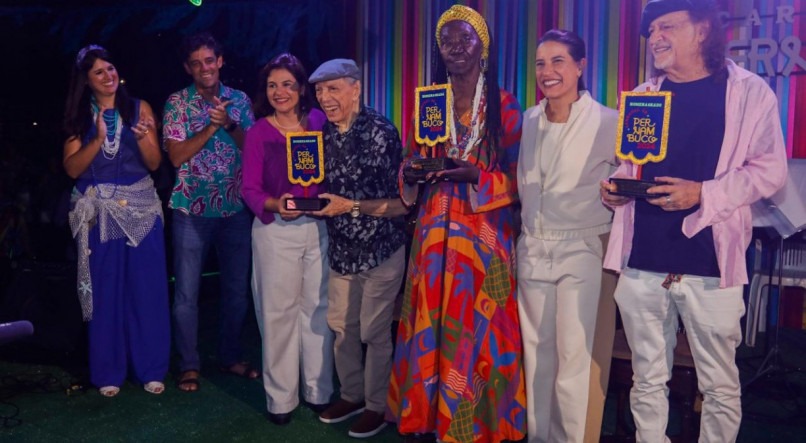 Homenageados do Carnaval de Pernambuco 2024 recebem troféus da governadora Raquel Lyra