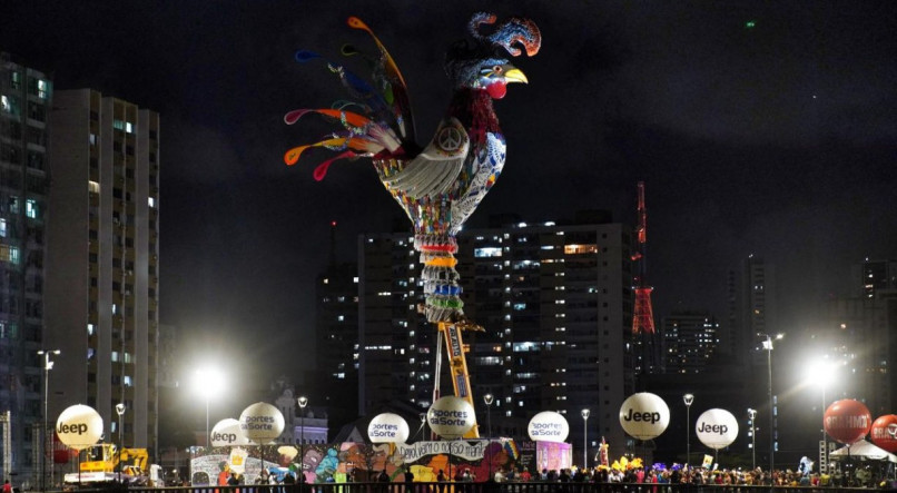 Escultura gigante do Galo da Paz foi erguida na Ponte Duarte Coelho, nesta quarta-feira (7)
