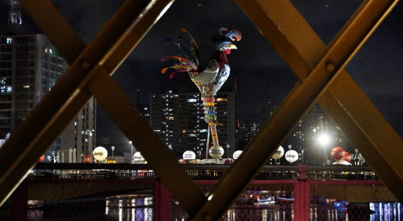 Escultura gigante do Galo da Paz foi erguida na Ponte Duarte Coelho, nesta quarta-feira (7)