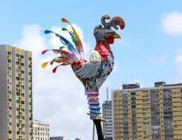 ESCULTURA GALO DA MADRUGADA DE PÉ NA PONTE DUARTE COELHO.