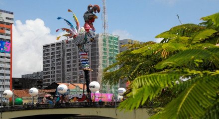 ESCULTURA GALO DA MADRUGADA DE PÉ NA PONTE DUARTE COELHO.