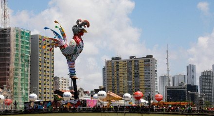 ESCULTURA GALO DA MADRUGADA DE PÉ NA PONTE DUARTE COELHO.