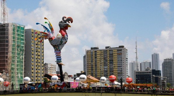 ESCULTURA GALO DA MADRUGADA DE PÉ NA PONTE DUARTE COELHO.