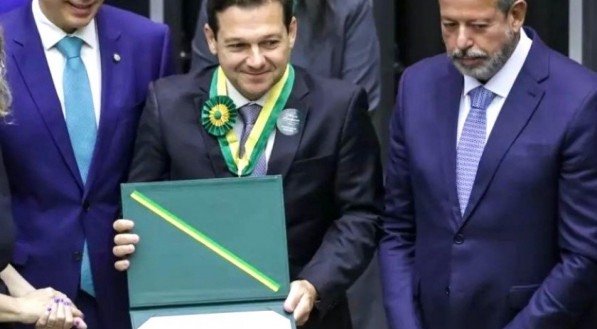 Ladeado pelos deputados Felipe Carreras e Arthur Lira, Geraldo Julio recebe a medalha do Mérito Legislativo, a mais importante comenda da Câmara dos Deputados
