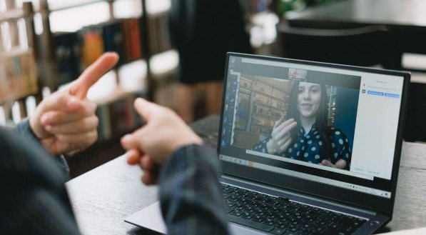 Ferramenta desenvolvida pelo Cesar e a Lenovo usa inteligência artificial para interpretar linguagem de sinais
