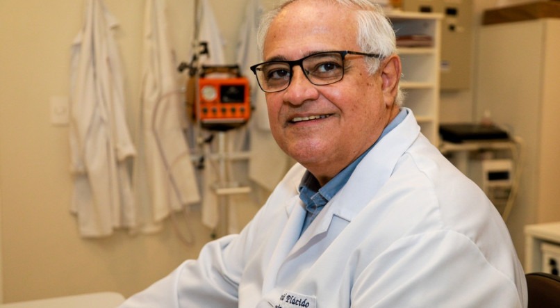 Dr. David Plácido, neurocirurgião no Hospital Jayme da Fonte, destaca a atuação conjunta de profissionais da saúde no tratamento de Parkinson