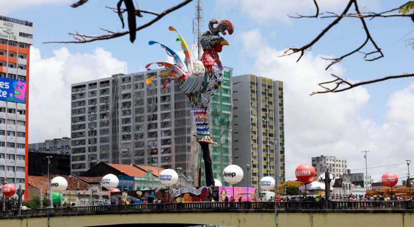 ESCULTURA GALO DA MADRUGADA DE PÉ NA PONTE DUARTE COELHO.