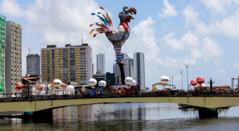 O desfile do gigante Galo da Madrugada, considerado o maior bloco do mundo, vai parar o chamado Centro Expandido do Recife neste s&aacute;bado (10/2)