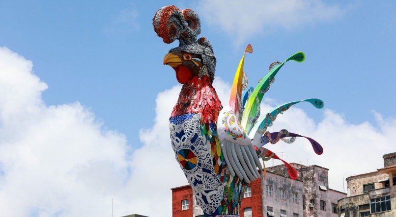 ESCULTURA GALO DA MADRUGADA DE PÉ NA PONTE DUARTE COELHO.