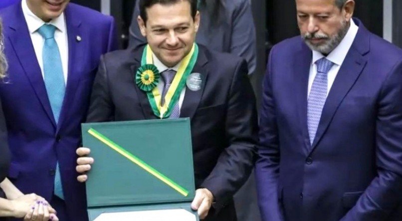 Ladeado pelos deputados Felipe Carreras e Arthur Lira, Geraldo Julio recebe a medalha do Mérito Legislativo, a mais importante comenda da Câmara dos Deputados