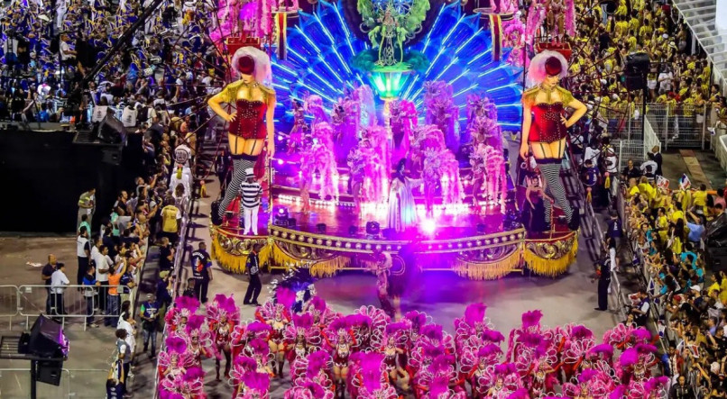 Desfile de escolas de samba acontecem nesta sexta-feira (9), em São Paulo