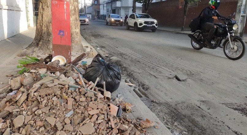 Obra inacabada na Avenida Manoel Borba causa transtorno a moradores