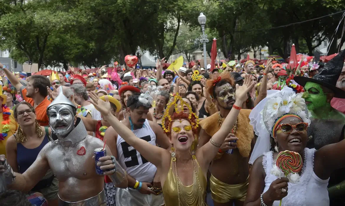 Carnaval vai ter onda de calor e chuva; veja previsão do tempo