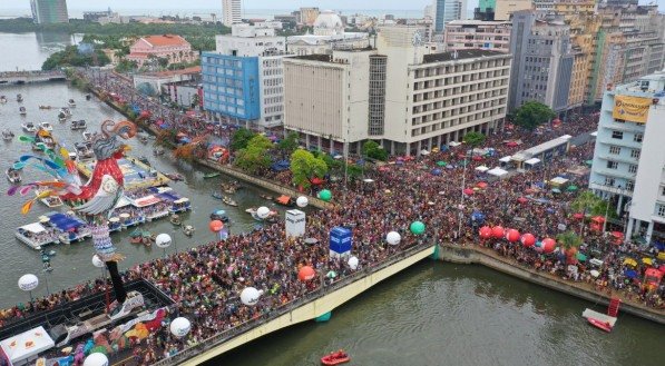 O centro do Recife, ontem, tomado pelo povo e pelo Galo