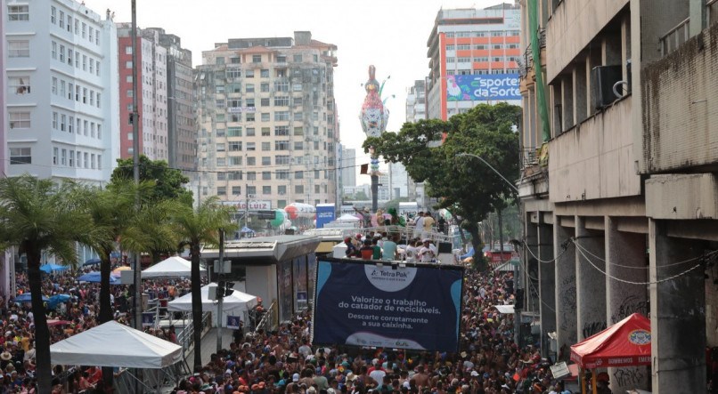 Multidão acompanha o desfile do Galo da Madrugada 2024