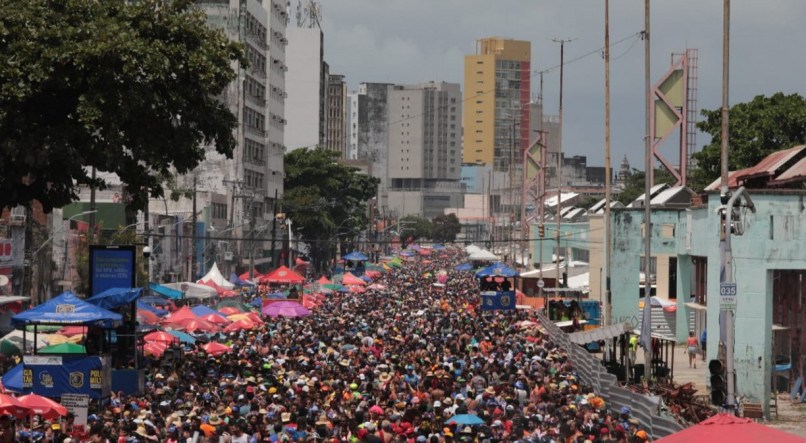 Mar de gente aproveitando o Galo da Madrugada no Carnaval 2024