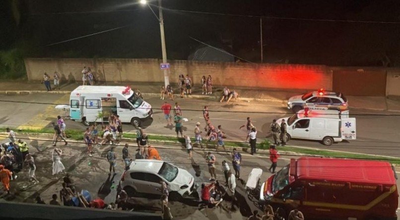 Carro desgovernado avançou sobre um desfile de carnaval, na noite desta sexta-feira (9), em São Gonçalo do Rio Abaixo, na região central de Minas Gerais