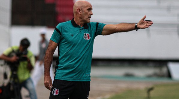 Itamar Schülle comandou o Santa Cruz no começo desta temporada 2024