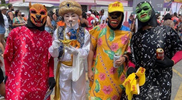 Ponto alto da folia segue firme durante este domingo, com a magia e o mist&eacute;rio do anfitri&atilde;o dos festejos carnavalescos: o Papangu, que &eacute; Patrim&ocirc;nio Cultural Imaterial de Pernambuco