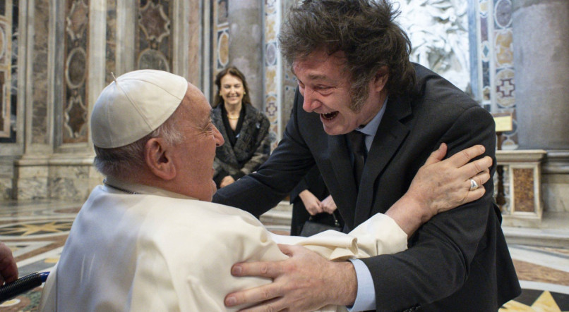 Diante de centenas de fiéis, o ultraliberal Milei curvou-se para cumprimentar e abraçar o papa