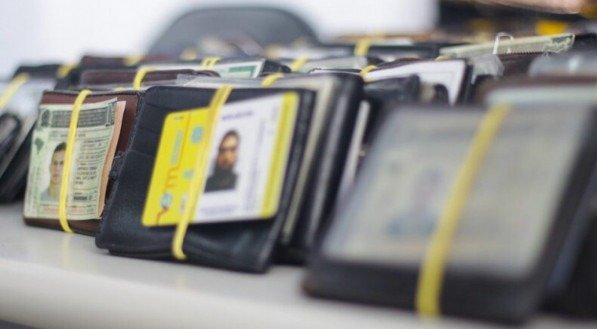 Há identidades, SUS, PIS-Pasep, vários cartões e um celular