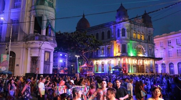 Despedida do Carnaval do Recife será marcada por muito frevo nesta terça (13), no Marco Zero. Veja programação