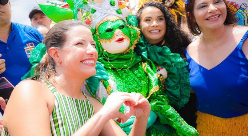Raquel Lyra com papangu de Bezerros no Carnaval 2024