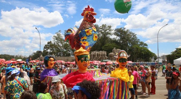  Desfile do bloco de carnaval Galo da Madrugada, com participação do grupo Maracatu Bloco de Pedra, em frente ao Parque Ibirapuera