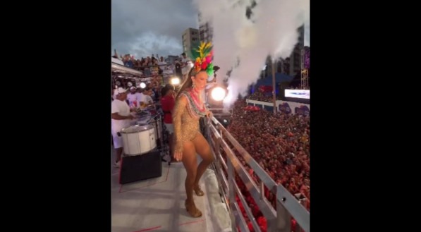 Vazamento de CO2 provocou suto nos foliões e parou apresentação de Ivete Sangalo por, pelo menos, cinco minutos no Carnaval de Salvador