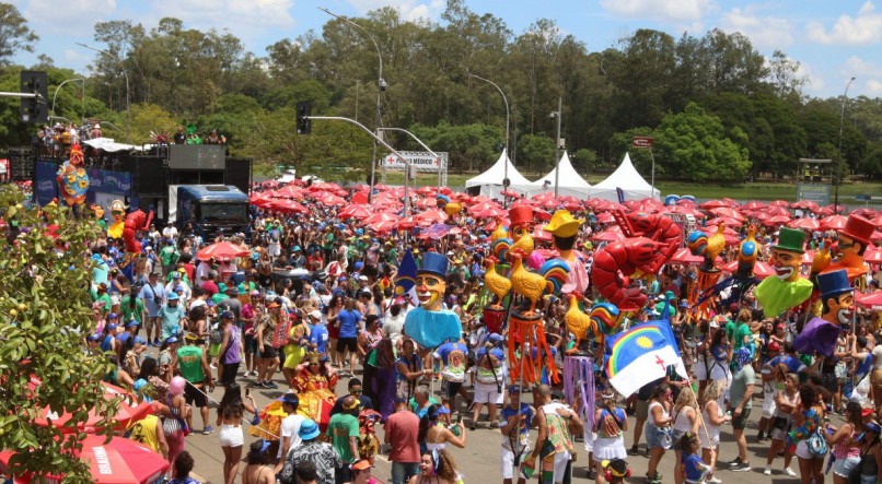  Desfile do bloco de carnaval Galo da Madrugada, com participação do grupo Maracatu Bloco de Pedra, em frente ao Parque Ibirapuera