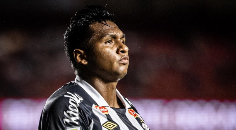 Alfredo Morelos marcou o gol da vitória do Santos fora de casa