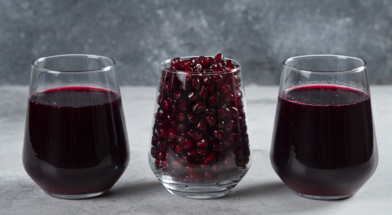 Saiba como fazer suco de uva com romã em casa.