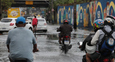 Fortes chuvas na madrugada da sexta-feira(16-02-24) deixa ruas alagadas - Bairro de Afogados próximo da feira e da Estação de Metrô de Afogados. Chuva - Recife - Alagamento - Ruas Alagadas 